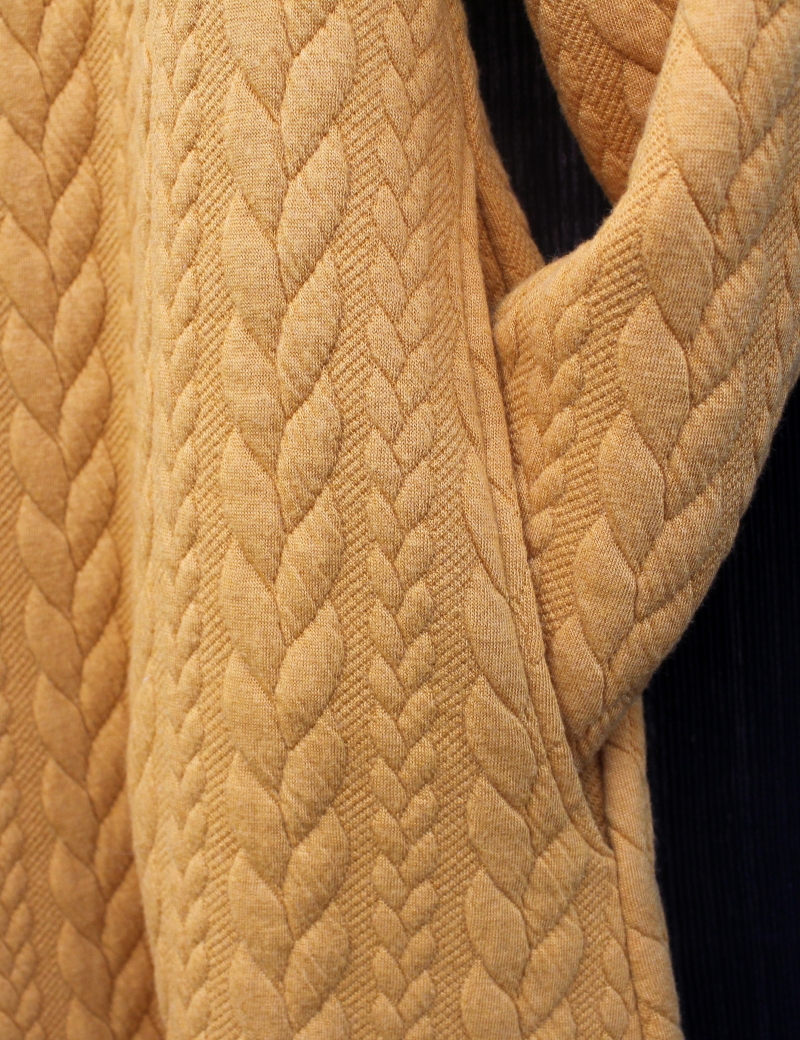 Mikinové šaty Copánky okrové - dodání do 14 dnů