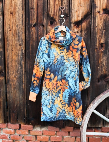 Mikinové šaty s překříženým límcem - Modrooranžové listí