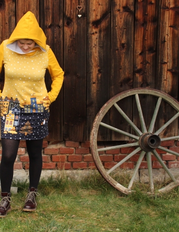 Mikinové šaty s kapucí - Domky okrové