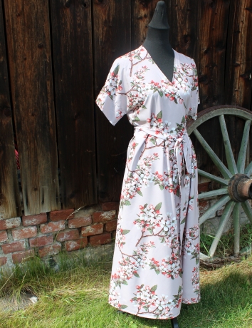 Zavinovací dlouhé šaty Jabloňové květy béžové