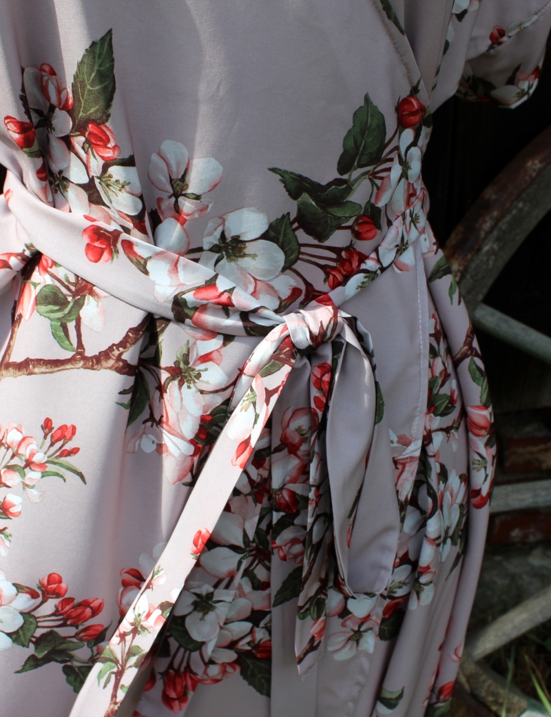 Zavinovací dlouhé šaty Jabloňové květy béžové