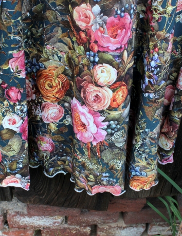 Překládané šaty Květy na petroleji