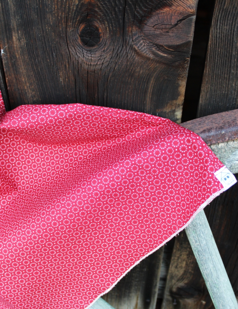 Půlkolová sukně Červené kytičky s puntíky