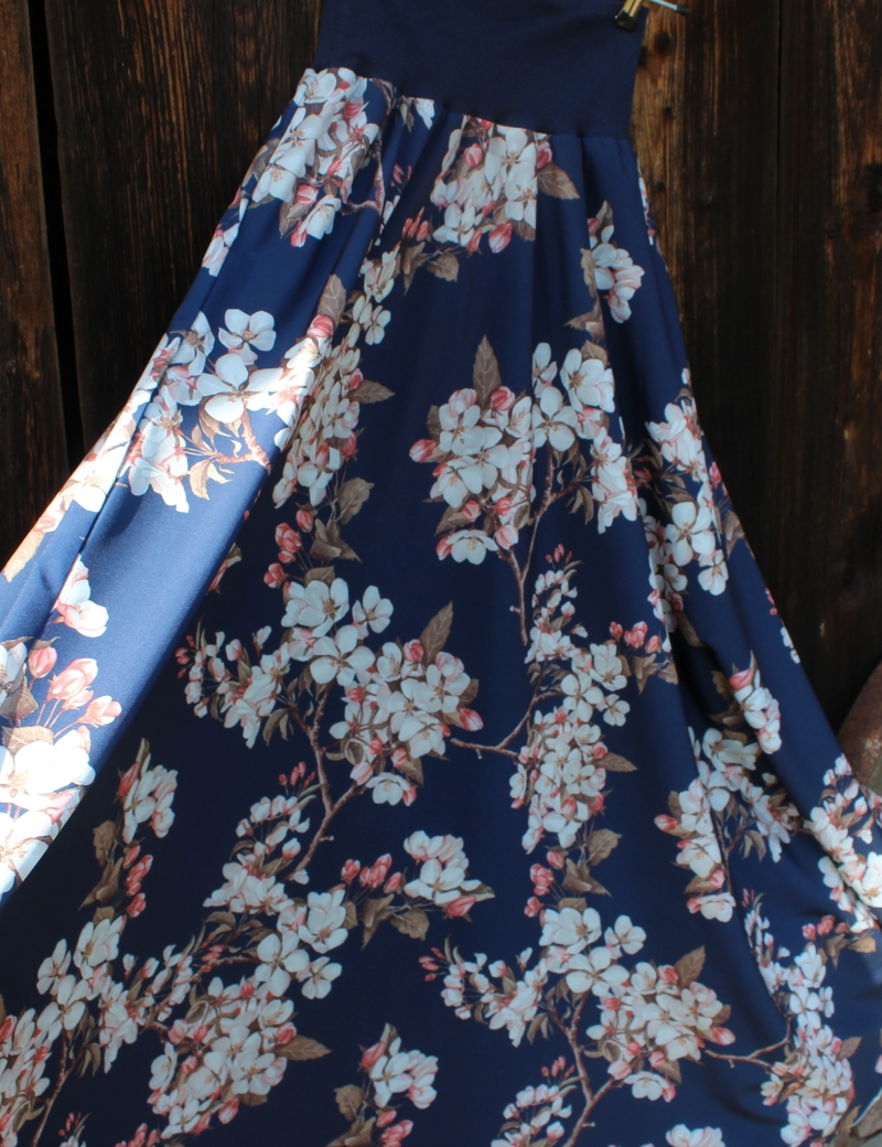 Půlkolová dlouhá sukně Jabloňové květy na modré