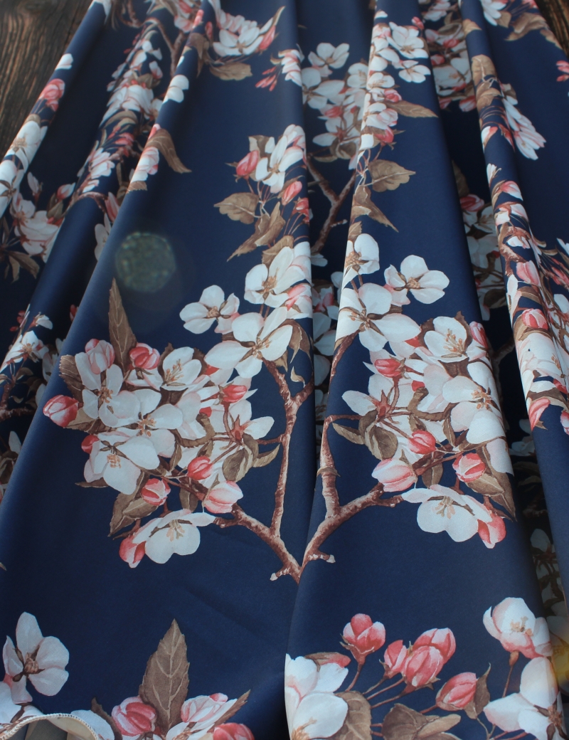 Půlkolová dlouhá sukně Jabloňové květy na modré