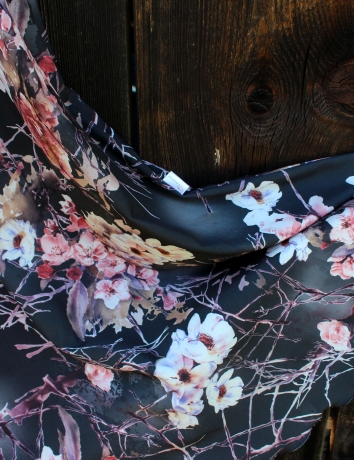 Půlkolová dlouhá sukně Kvetoucí strom na antracitu
