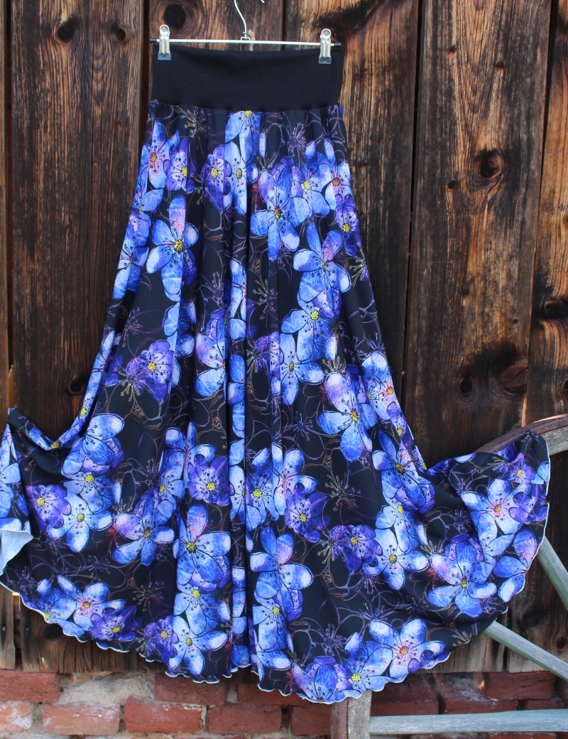 Půlkolová dlouhá sukně  Malované modré květy - do 14 dnů