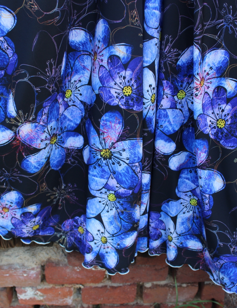 Půlkolová dlouhá sukně  Malované modré květy - do 14 dnů