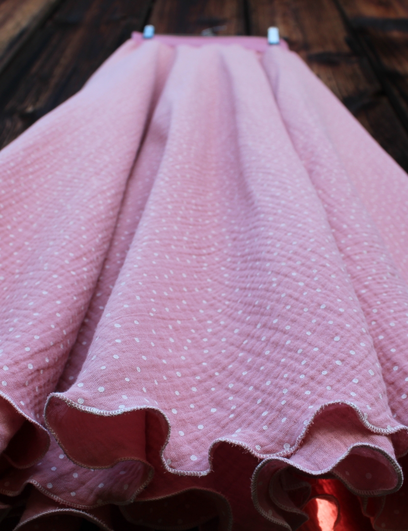 Půlkolová dlouhá mušelínová sukně Puntíky na starorůžové