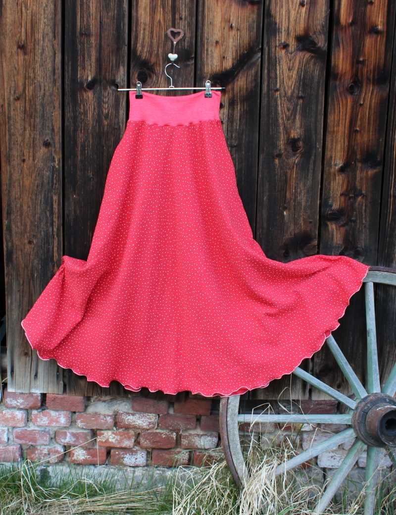 Půlkolová dlouhá mušelínová sukně Puntíky na červené  - do 14 dnů