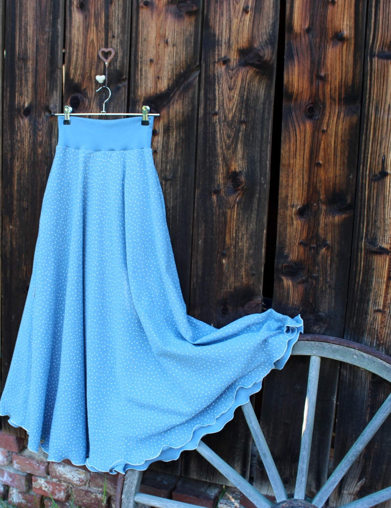 Půlkolová dlouhá mušelínová sukně Puntíky na nebesky modré