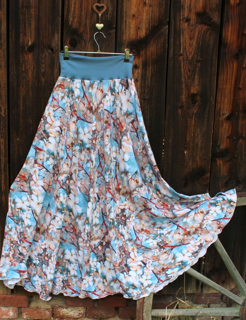 Půlkolová dlouhá viskozová sukně Rozkvetlé větvičky