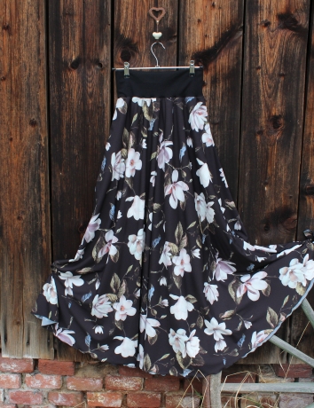 Půlkolová dlouhá sukně Černé magnolie
