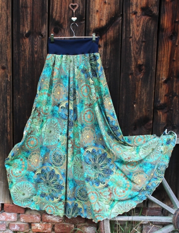Půlkolová dlouhá sukně Mandaly zelené