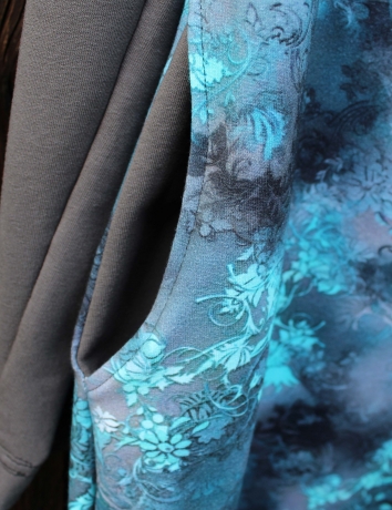 Mikinové šaty s kapucí - Květinové ornamenty šedomodrozelené