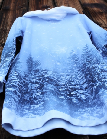 Mikinové šaty s kapucí - Zasněžené stromy