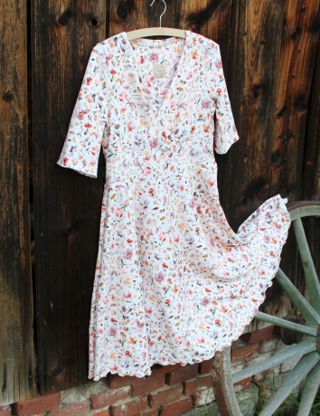 Překládané půlkolové šaty Akvarelové květy ecru
