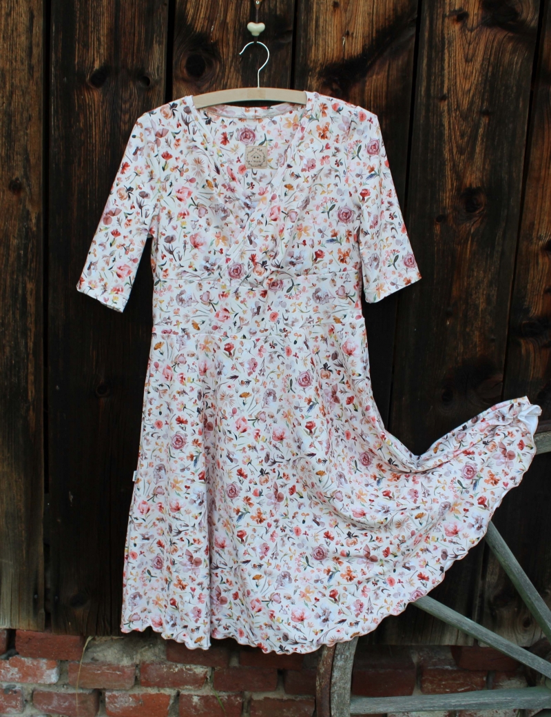 Půlkolové šaty Akvarelové květy ecru