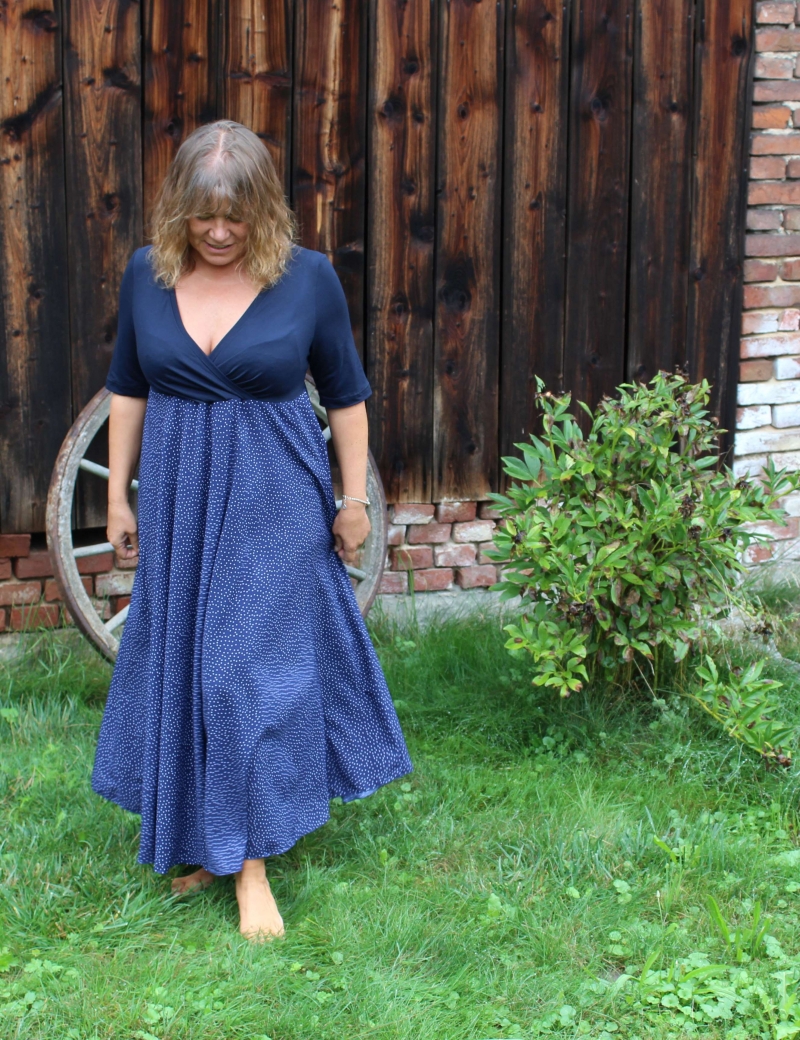 Překládané dlouhé půlkolové šaty Modré puntíky - do 14 dnů