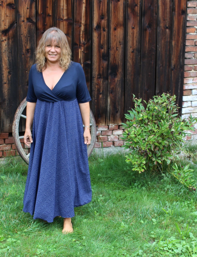 Půlkolové dlouhé šaty Modré puntíky - do 14 dnů