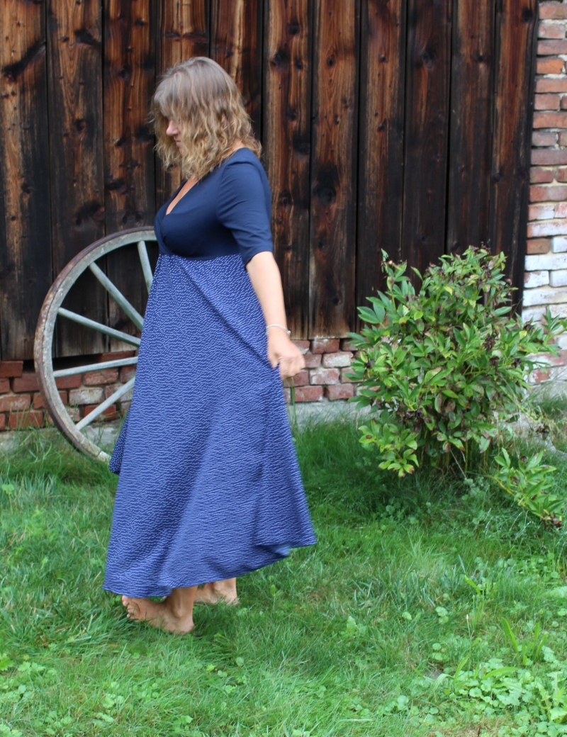 Překládané dlouhé půlkolové šaty Modré puntíky - do 14 dnů
