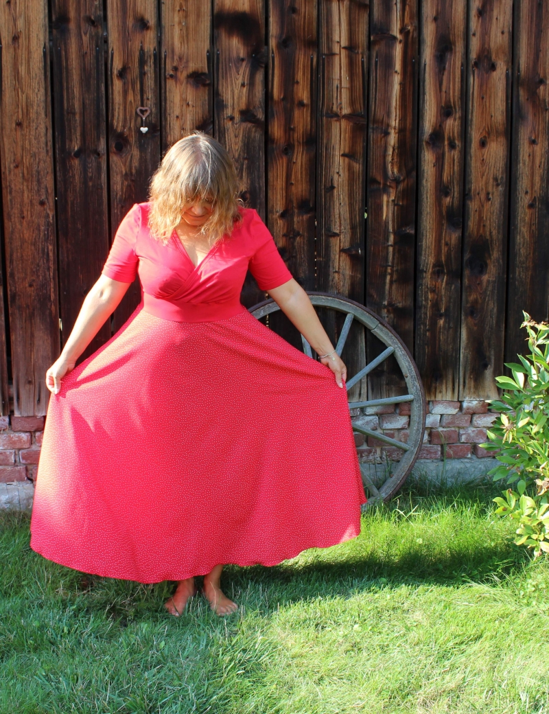 Překládané dlouhé půlkolové šaty Puntíkaté červené 