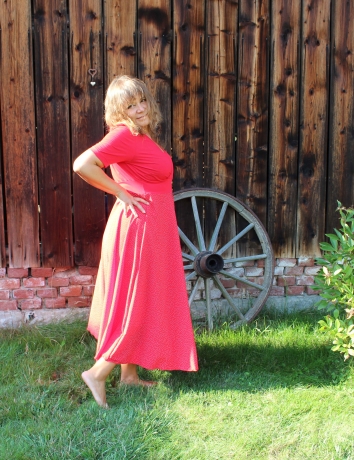 Půlkolové dlouhé šaty Puntíkaté červené 