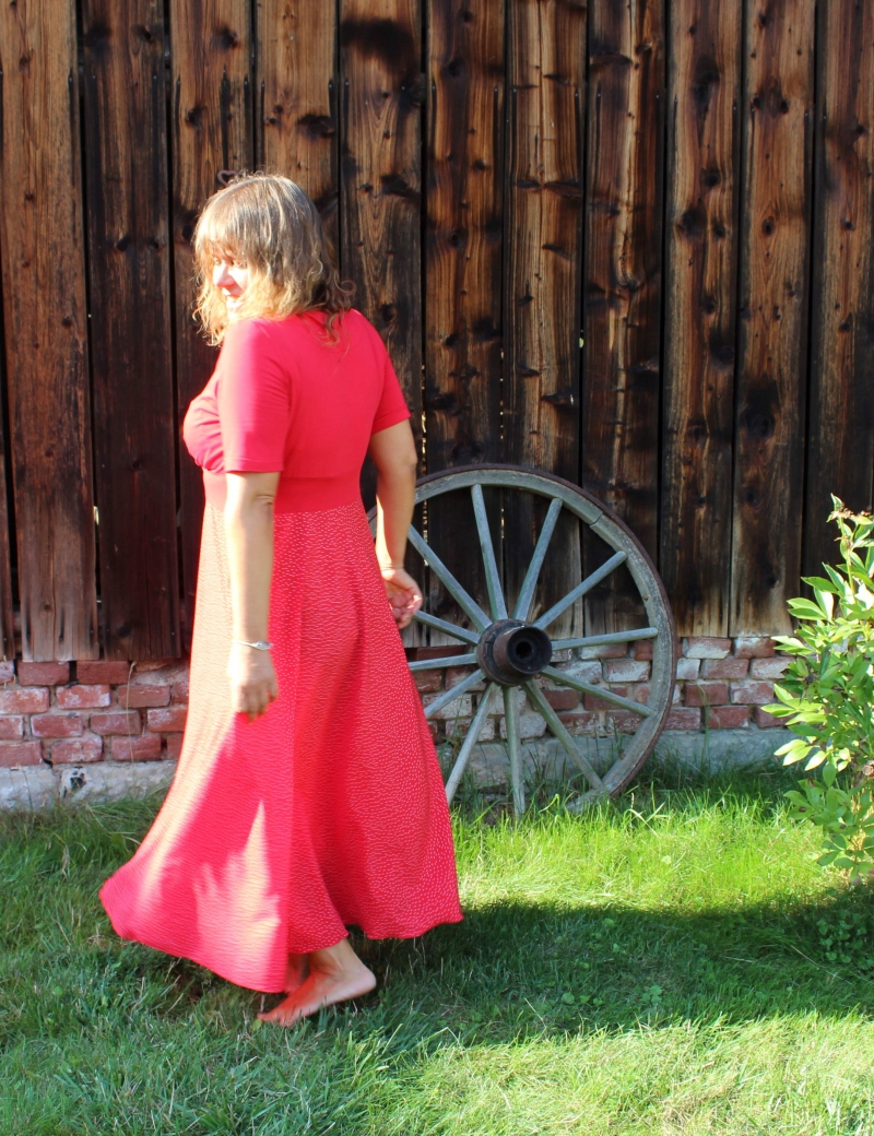 Překládané dlouhé půlkolové šaty Puntíkaté červené 