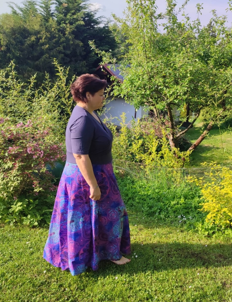 Překládané dlouhé půlkolové šaty Modrorůžové mandaly - plus size