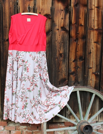 Překládané dlouhé půlkolové šaty Jabloňové květy - plus size