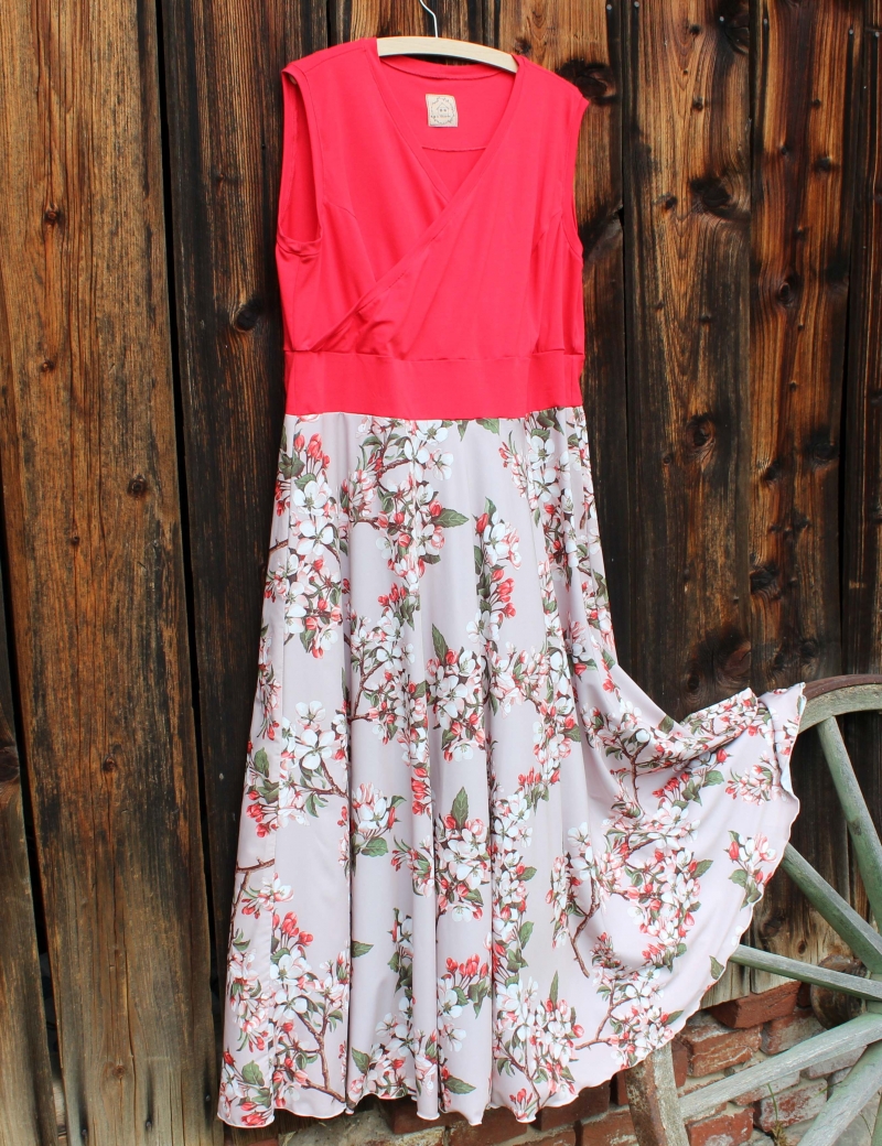 Překládané dlouhé půlkolové šaty Jabloňové květy - plus size