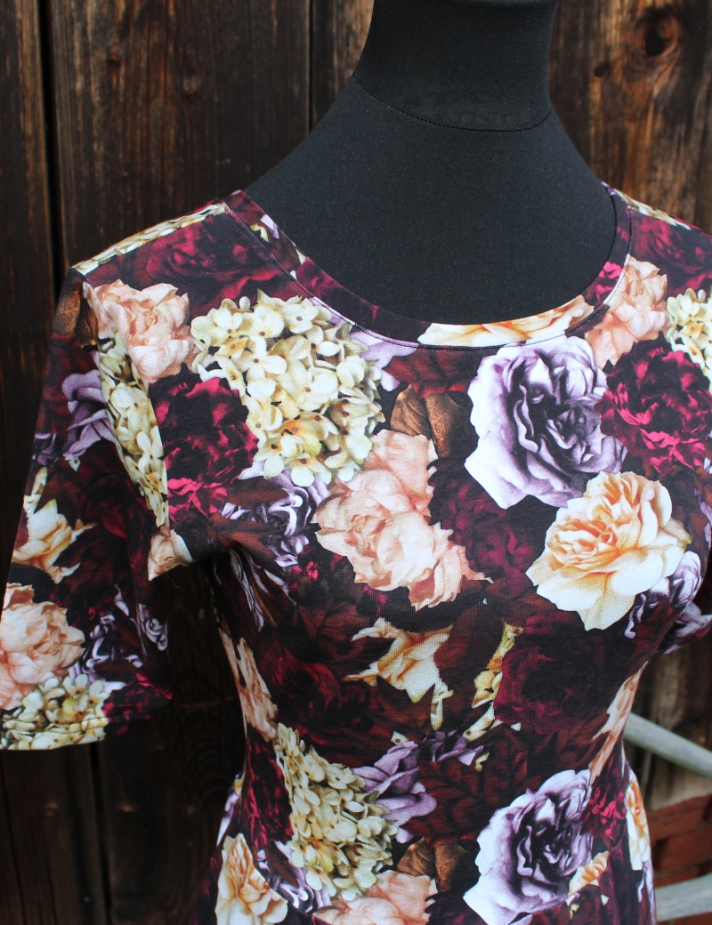Úpletové půlkolové šaty Růže a hortenzie