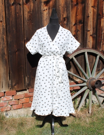 Zavinovací dlouhé šaty Kytičky na bílé - mušelín