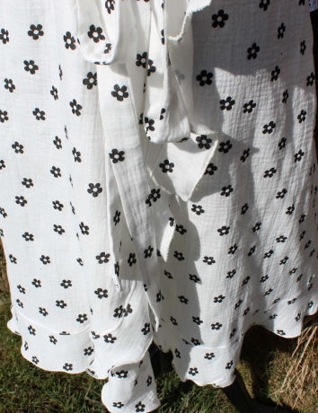 Zavinovací šaty Kytičky na bílé - mušelín