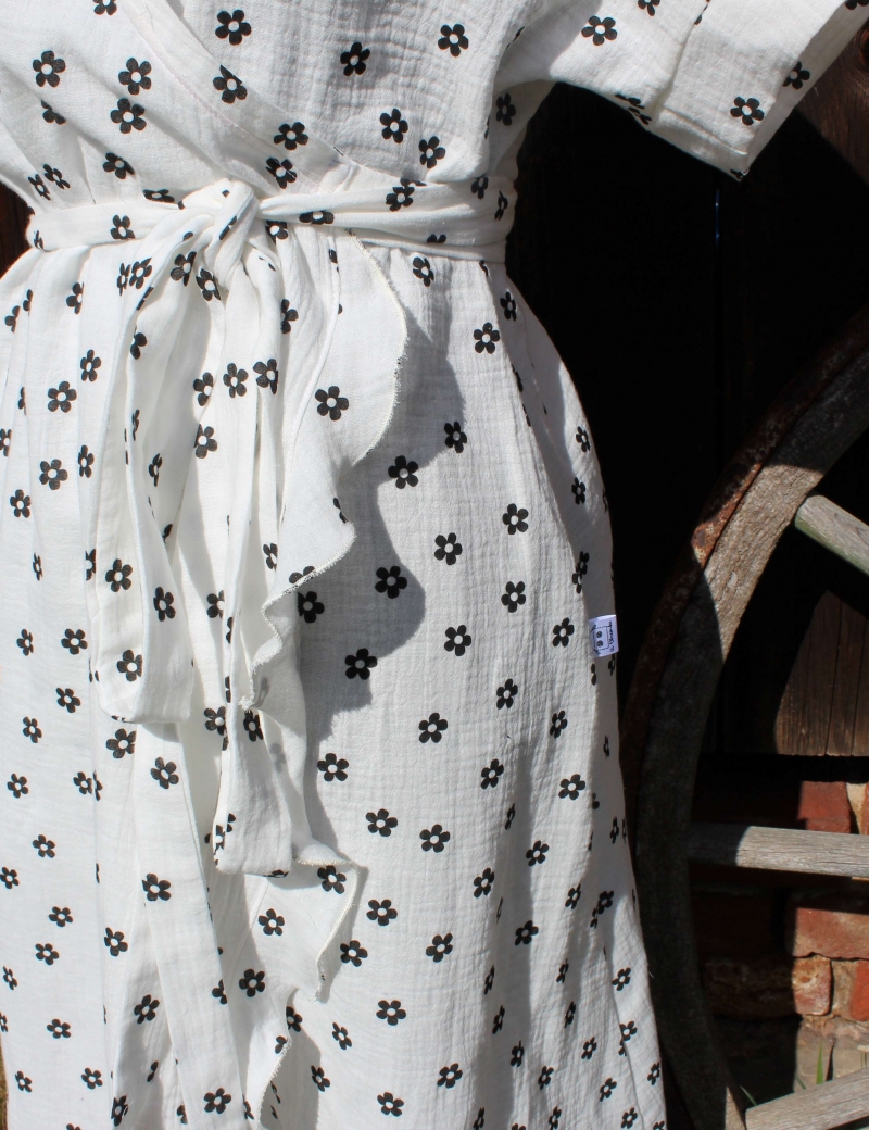 Zavinovací dlouhé šaty Kytičky na bílé - mušelín