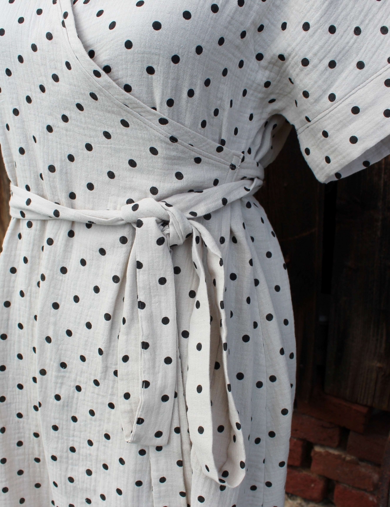 Zavinovací šaty Puntíky na béžové - mušelín