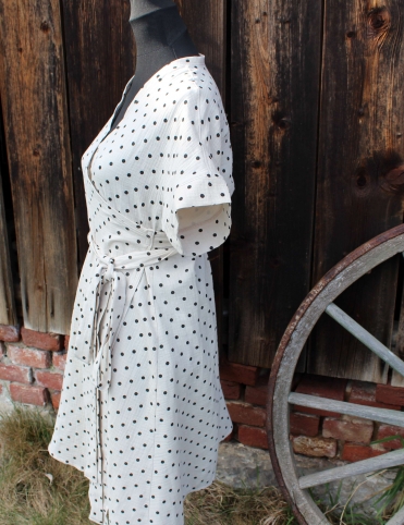 Zavinovací dlouhé šaty Puntíky na béžové - mušelín