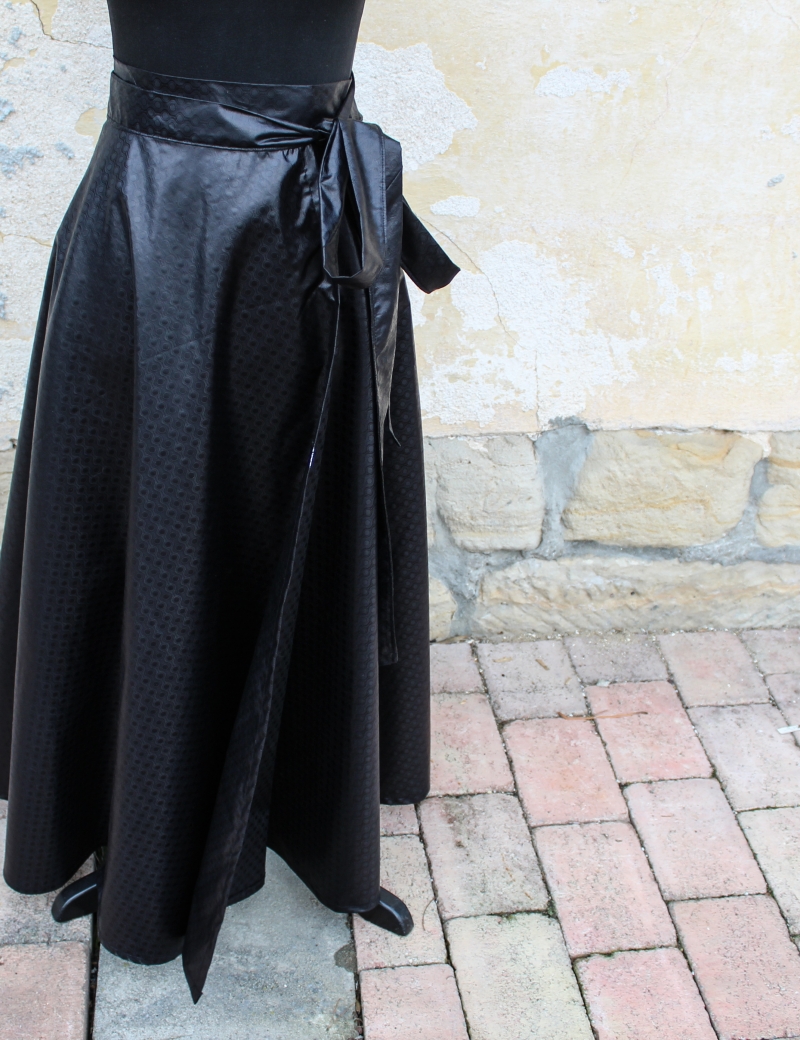 Půlkolová zavinovací sukně Brokátová Černá