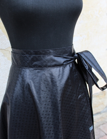 Půlkolová zavinovací sukně Brokátová Černá
