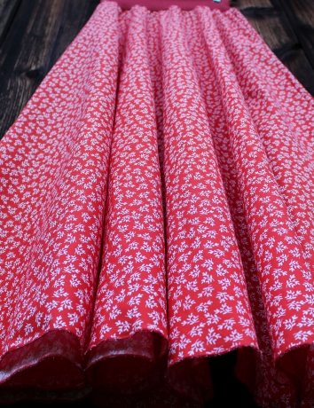 Půlkolová dlouhá sukně Červené větvičky