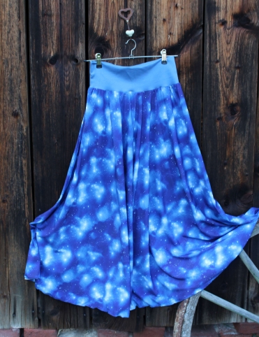 Půlkolová dlouhá sukně  Hvězdné nebe na modré