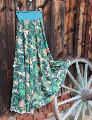 Půlkolová dlouhá sukně  Kontury květů na zelené - na dotaz