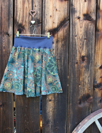 Půlkolová kratší sukně Mandaly zelené kovové 