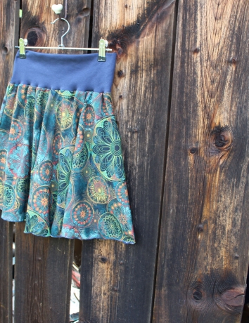 Půlkolová kratší sukně Mandaly zelené kovové 
