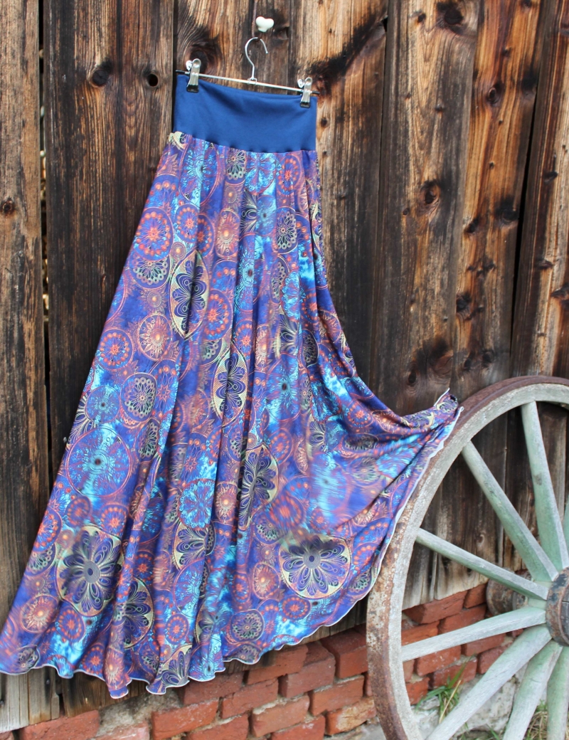 Půlkolová dlouhá sukně Mandaly kovové modré