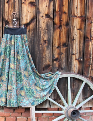Půlkolová dlouhá sukně Mandaly kovové zelené - do  14 dnů