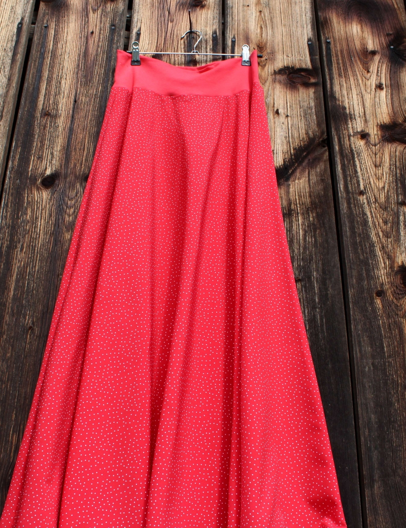 Půlkolová dlouhá sukně  Puntíkatá červené