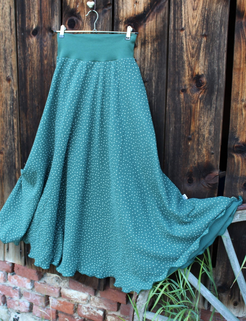 Půlkolová dlouhá mušelínová sukně Puntíky na zelené lesní