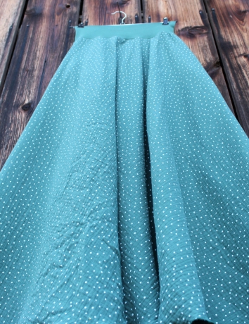 Půlkolová dlouhá mušelínová sukně Puntíky na zelené lesní - do 14 dnů