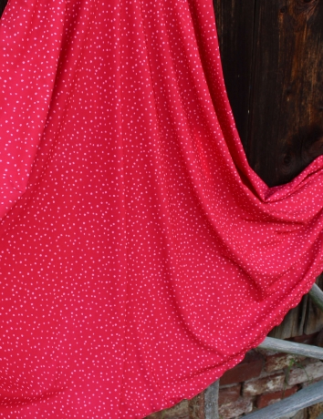 Půlkolová dlouhá sukně Puntík rozsypaný na červené